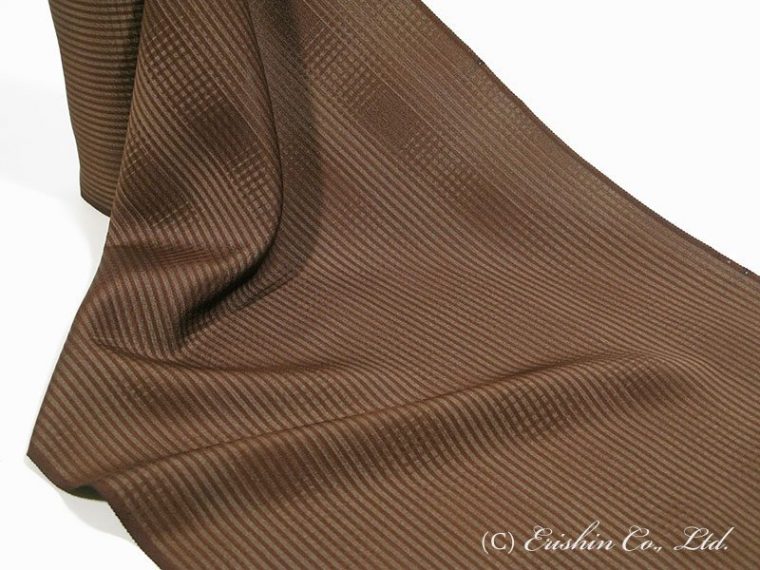 お嬢様のお好きなお色、焦げ茶色を地色にお勧めいたします。
コート地は、天蚕糸入りの白生地なので、染めると天蚕糸部分が金色に輝くように染まるとても素敵な生地なのです。黄色と焦げ茶色の縞のようにも見えますね。