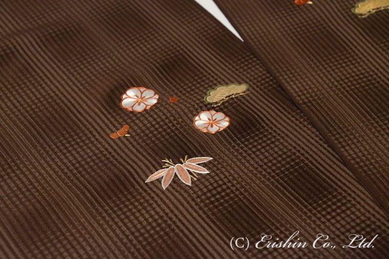 羽織っていただくと帯の上に松竹梅が映えます。