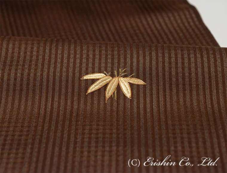 笹の配色も変化を付けて。
 生地は角度により、縞に見えたり格子に見えたりします。