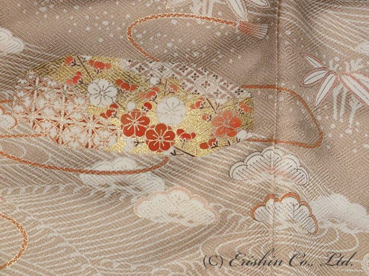 訪問着は、本糊糸目友禅の上品なお着物です。
このお着物と紬や小紋にも合わせられるコートを、とのご依頼でございましたので、刺繍のコートの御誂えをお勧めiいたしました。