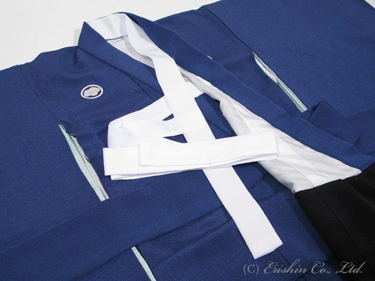 お子様用には出来るだけ軽くを心掛けております。
 比翼衿と比翼袖をお付けし、下着を簡略化する工夫も欠かせません。