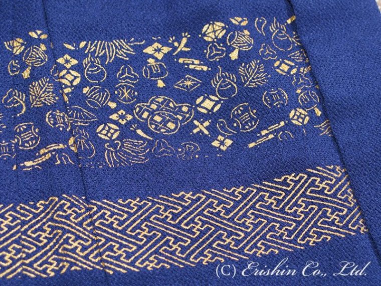 お裾の金彩段です。宝尽くしと紗綾の段をご提案いたしました。
 金のお色は、光りすぎない中間的な金色を選んでいます。