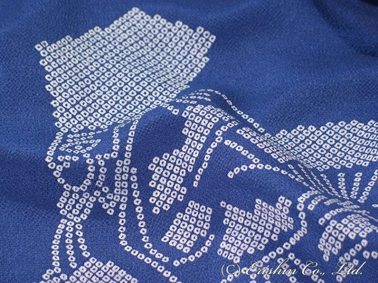 背の三番叟は　描き匹田という技法です。お襦袢のイメージを大切に再現いたしました。これだけ綺麗に匹田を描ける職人はそうおりません。