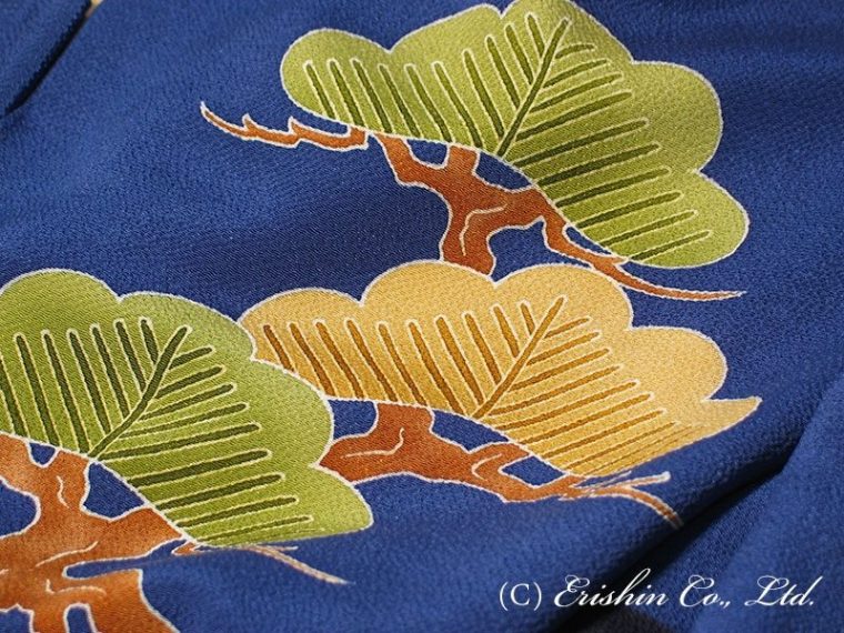 お襦袢には無かった松の柄をお袖にお入れし、より寿ぐ気持を表現します。