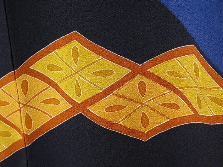 お裾には、業平菱文様を、金駒刺繍を加え豪華に。