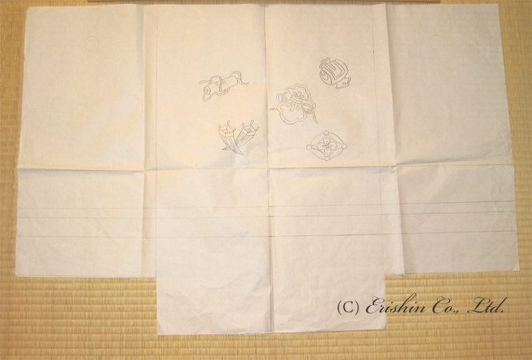 希望はこのイメージです、と雑誌の切り抜きを拝見いたしました。
お羽織と着物は共に水色で、羽織には、吉祥柄を金箔の横段で表現しているすっきりしたお姿です。シンプルが好みです、とＨ様。

ご希望を伺い、下絵を原寸大でご用意し、ご家族の皆様にご覧いただきます。下絵をご子息に当ててみて大きさの確認や、地色、柄のご相談をいたします。地色はロイヤルブルーに決定いたしました。そして、着物は羽織より薄い水色で染め、羽織との濃淡で揃えます。