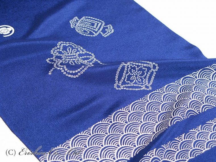 羽織には、銀の箔で青海波の大小の横段を入れ、御背には描き匹田で宝尽くしを。白と銀でお色はシックにシンプルに。とても贅沢な描き匹田が誂えのプレミアム感を高めます。