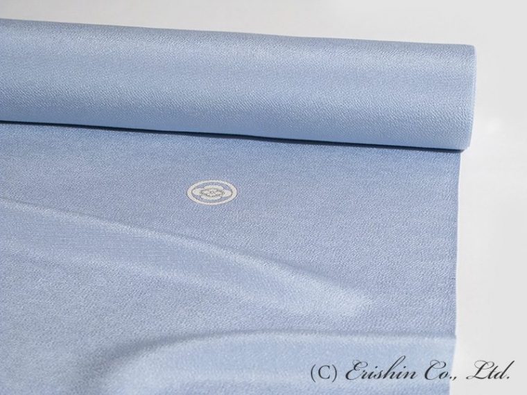 着物は爽やかな水色です。