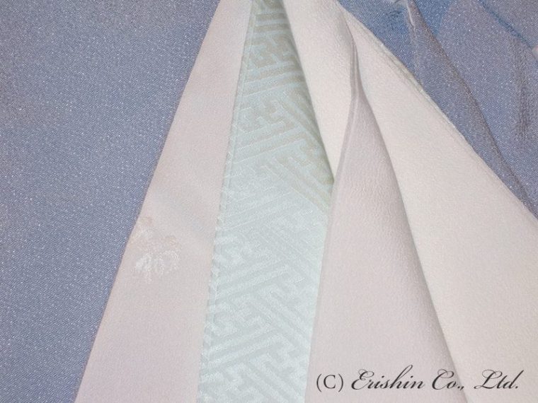 比翼袖には寿の地紋を、重ね袖は紗綾形の紋綸子の水色をお付けしました。