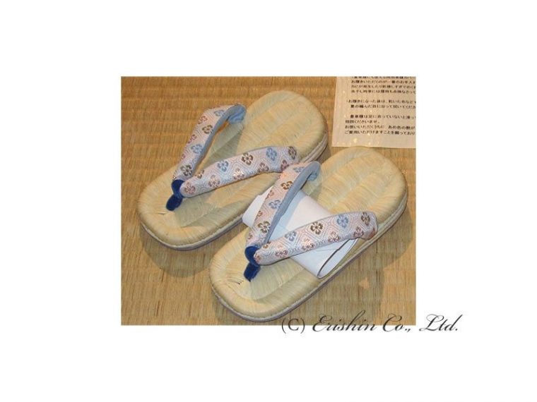 羽織や着物と同時に、袴やお足元も決めてゆきます。
そして、お祖父様がお決めになったのはこの台とハナオです。

お祖父様は、今では全く違った会社を経営なさってらっしゃいますが、かつてはこちら関西の染織を生業とする家業で生まれ育ったのだとか。
お話を伺うと、上物を扱う悉皆業。お詳しい筈なのだと、こちらも勉強させていただきましたし、ご理解もいただけ、とても有り難く存じました。