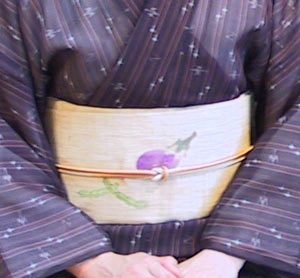 夏琉球絣に、麻の染め帯を合わせた時のものです。 ベージュと白の暈しのタイプで、白の絣とリンクさせ、清涼感をUP。