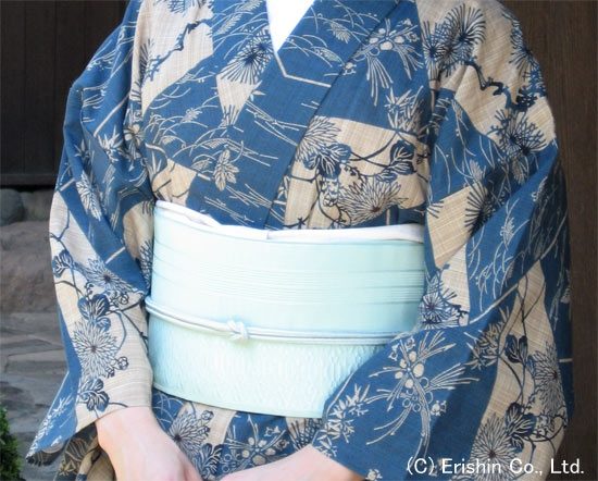 竺仙奥州小紋に紗の博多八寸帯、水色無地の細丸組帯締めです。 帯の水色と同系で夏らしい爽やかな組合せになりました。