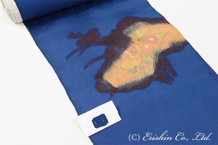 柄部分を全て糊伏せしてから、地色を染めます。