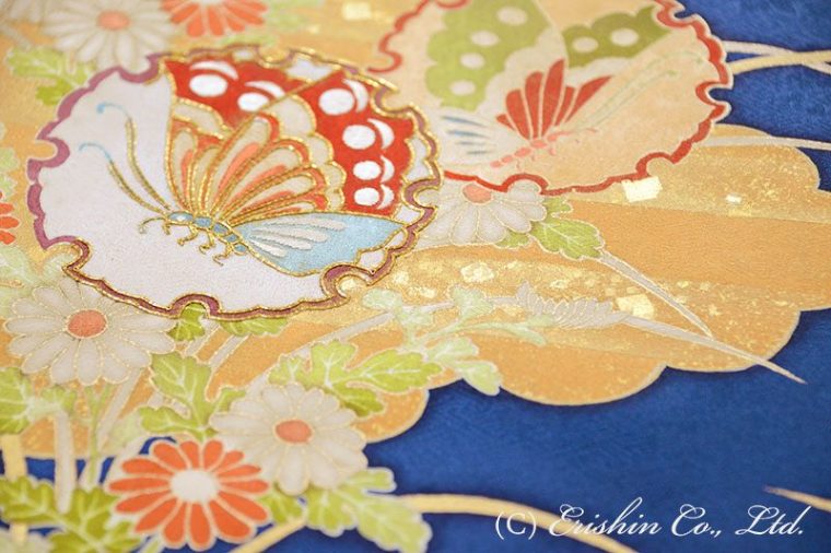 合わせて上前中心部分の蝶にも同様に、少し刺繍を加えます。