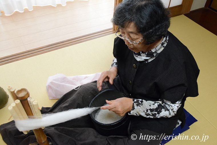 本場結城紬の糸取り
