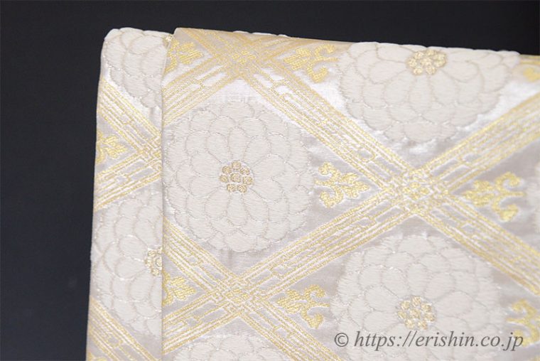 袋帯（菊華菱文／古代摺銀色）