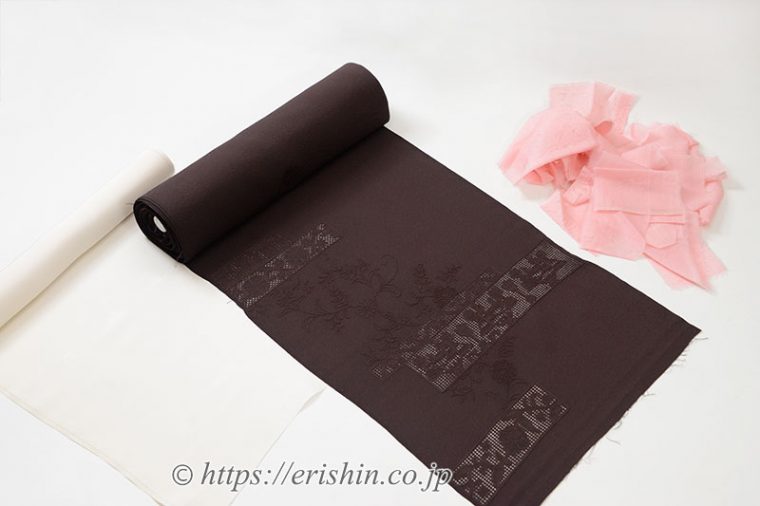 一番手前は洗い張りした胴裏、ピンクの布は染め変え時に取り外した元の「裏打ち布」です。