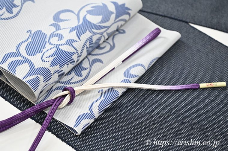 『旬のお勧めコーディネート』秋色小物で　蚊絣の濃地本塩沢に竪絽の八寸名古屋帯を