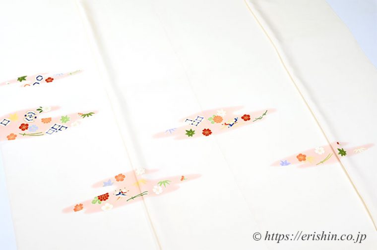 左から、上前身頃・左後身頃・右後身頃・下前身頃です。反物状態で仮置きした画像です。