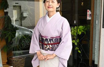 熨斗目柄綿麻縮着物と多ち花生紬地御所解き染名古屋帯