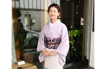 熨斗目柄綿麻縮着物と多ち花生紬地御所解き染名古屋帯