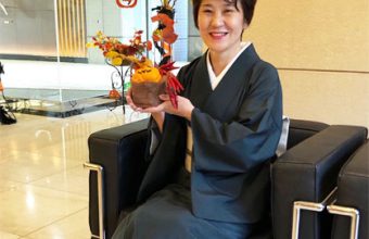 吉野間道御召（青摺色）に蝶の刺繍の染名古屋帯