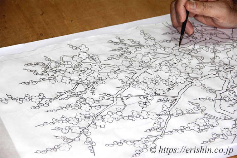 呉服えり新オリジナル染名古屋帯（若冲梅花晧月図写し/相思鼠色）の図案を作成しているところ。