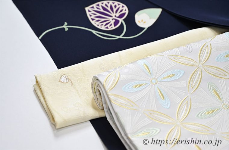 付下（葵/濃紺地）に袋帯（七宝花菱文）と帯揚げ（双葉葵・刺繍/薄淡黄色）のコーディネート