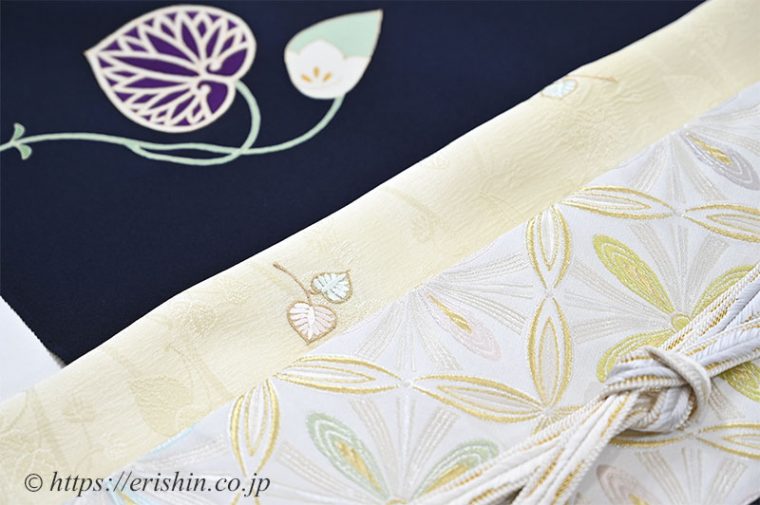 葵柄の刺繍の帯揚げがアクセントに。