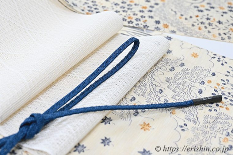 夏付下小紋（茶屋辻小袖/藍に鼈甲色・波筬絽生紬）に北村武資 羅八寸名古屋帯（上品羅/オフホワイト）のコーディネート・帯締め 平唐組レース（紺鼠色）［夏・単衣向］