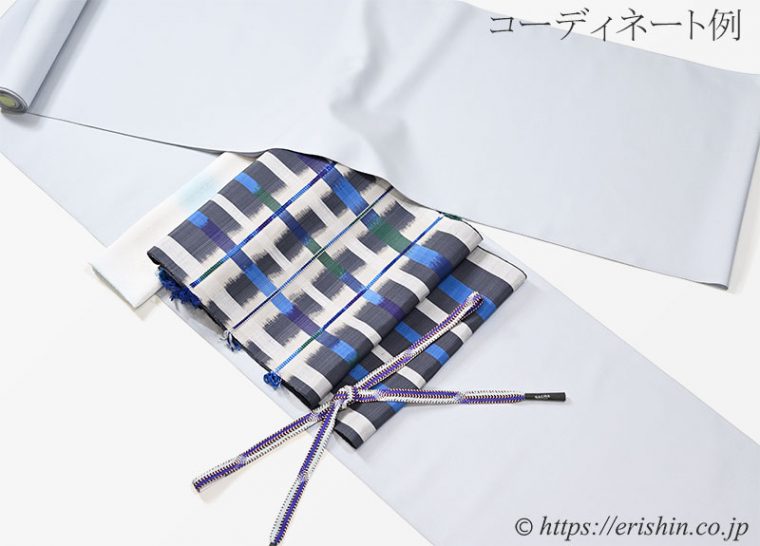 着物と帯のコーディネート例「勝山さと子作（絹雲織/小市松・灰白藍色）に宮崎涼子作（九寸織名古屋帯/六合）」