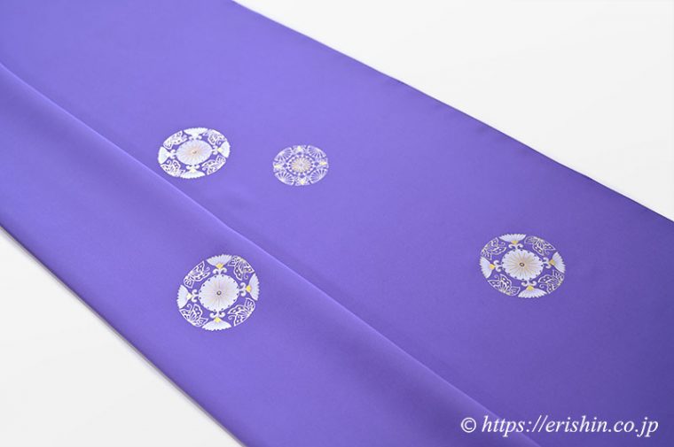 反物状態で、上前身頃に上前袵を載せた画像