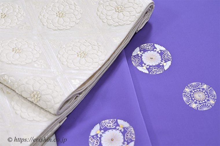 えり新オリジナル付下（銀彩蝶華紋/紫苑色）と袋帯（菊華菱文）のコーディネート例