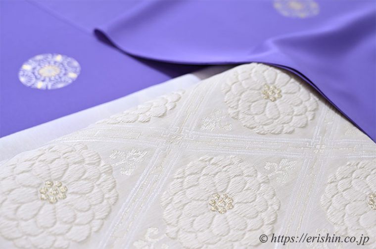 着物と帯のコーディネート「オリジナル付下（金彩蝶華紋/紫苑色）に袋帯（菊華菱文/白地）」