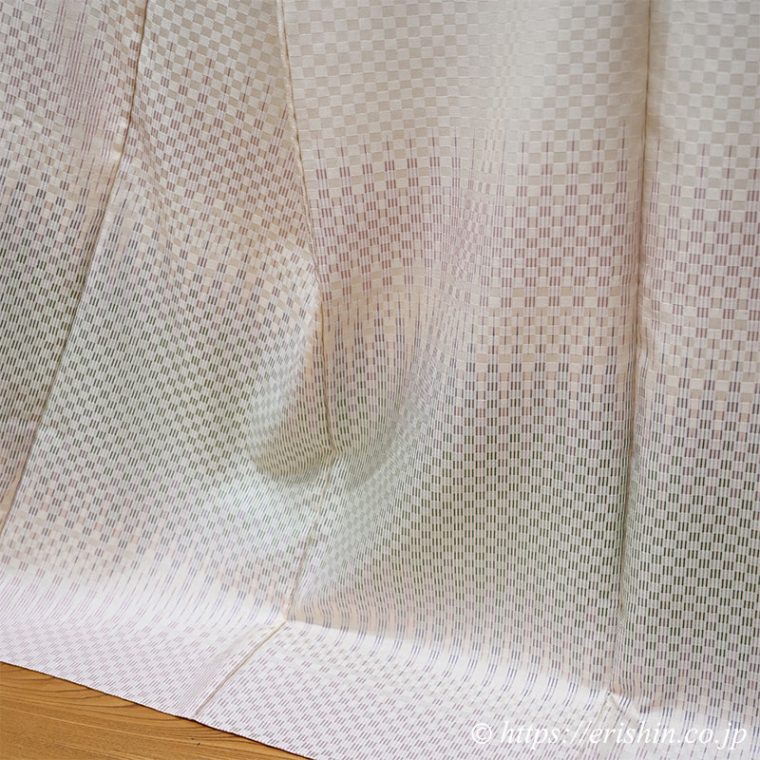 根津美和子・作　市松綾織り訪問着「里山の春」