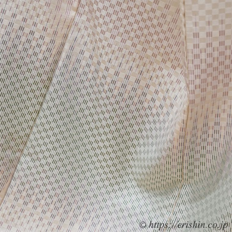 根津美和子・作　市松綾織り訪問着「里山の春」