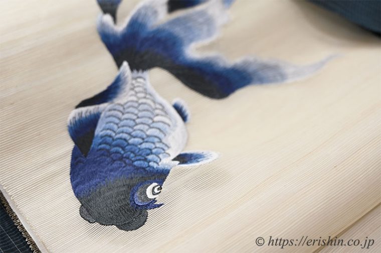 小千谷縮のコーディネート　小千谷縮と誉田屋源兵衛の金魚の刺繍の帯