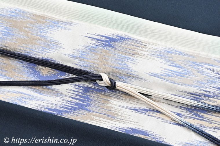 コーディネート「洛風林 名古屋帯（太子間道/白練色）と勝山さと子 菱薄無地（濃紺）」