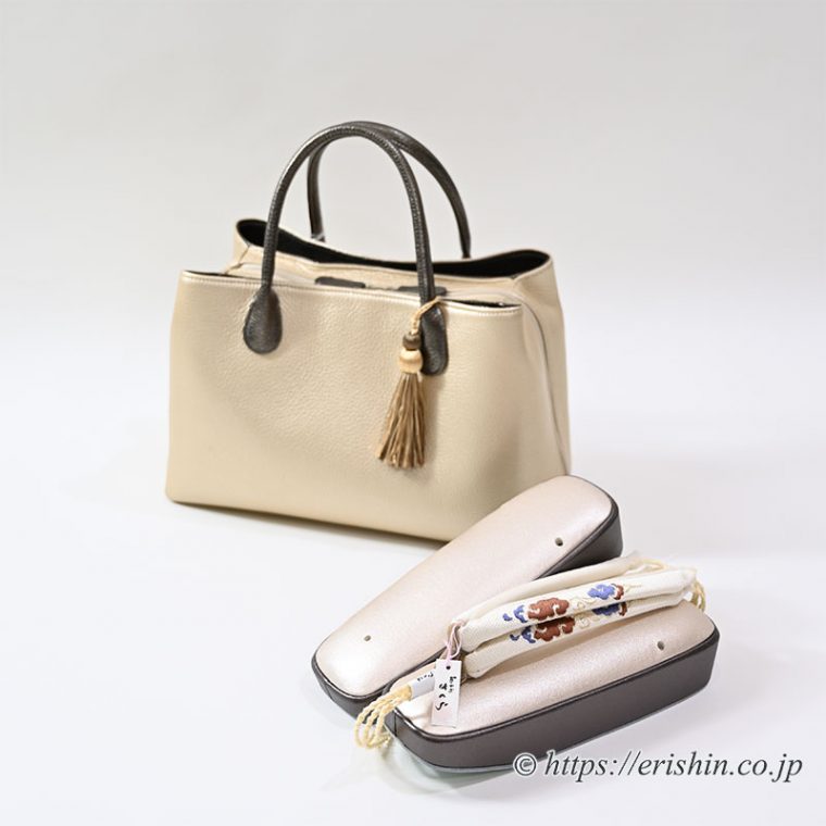 和小物さくら　シュリンクバッグ（深型）と真綿入り草履（瑞雲文刺繍花緒）