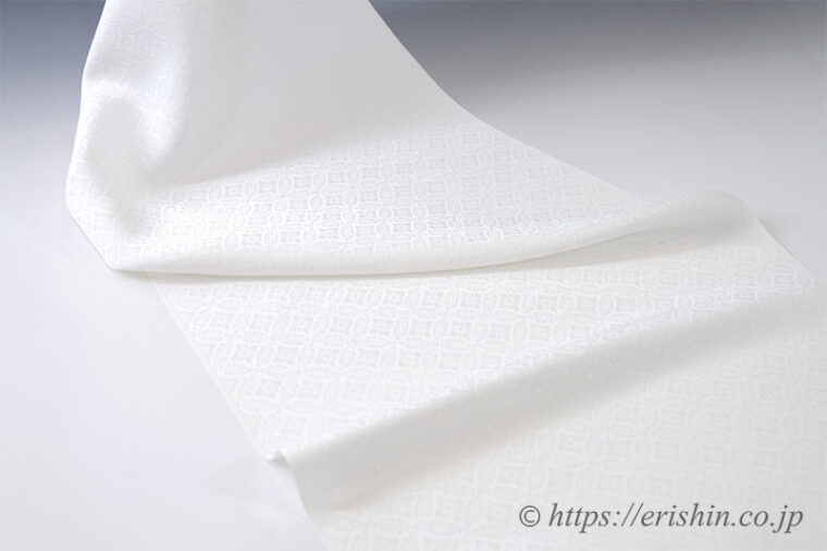 白生地（小葵七宝文）からお好きな色に染めて色無地を御誂えします。