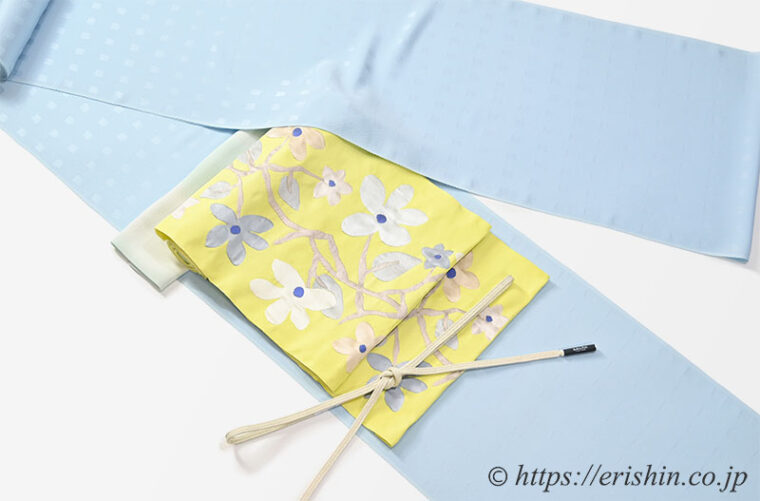 着物と帯、和小物のお勧めコーディネート「洒落無地（ドット市松/水色）に　洛風林　九寸織名古屋帯（競花錦/刈安色）」