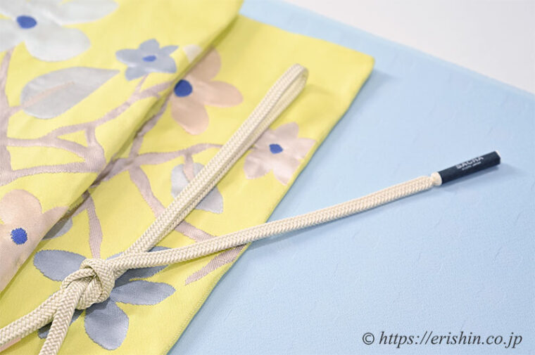 着物と帯、和小物のお勧めコーディネート「洒落無地（ドット市松/水色）に　洛風林　九寸織名古屋帯（競花錦/刈安色）」