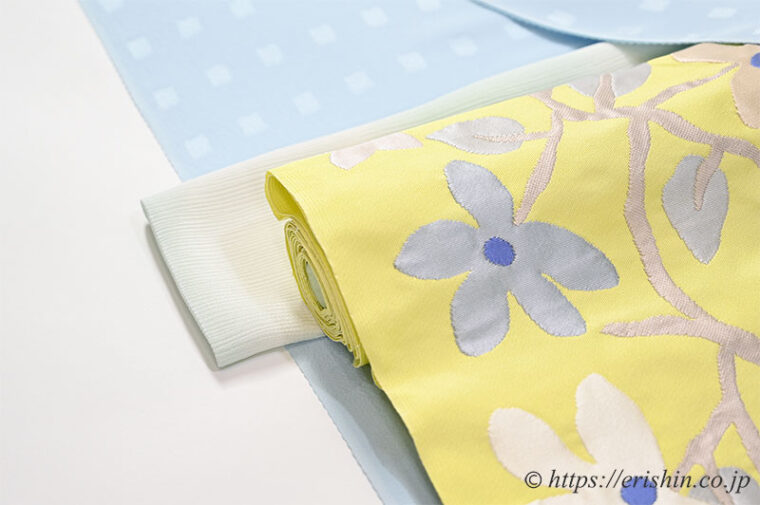 着物と帯、和小物のお勧めコーディネート「洒落無地（ドット市松/水色）に　洛風林　九寸織名古屋帯（競花錦/刈安色）」