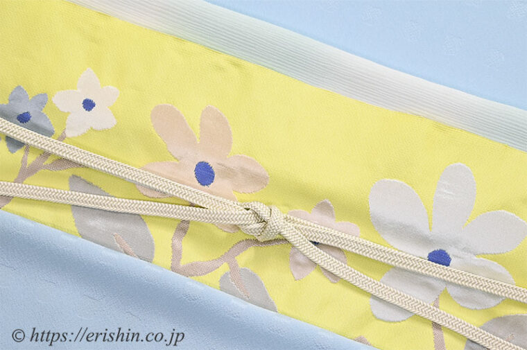 着物と帯、和小物のお勧めコーディネート「洒落無地（ドット市松/水色）に　洛風林　九寸織名古屋帯（競花錦/刈安色）」