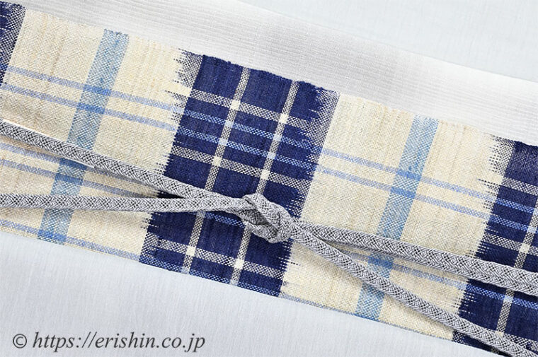 小千谷縮のコーディネート「小千谷縮（無地/白鼠色）に麻八寸織名古屋帯（ずらし格子）」