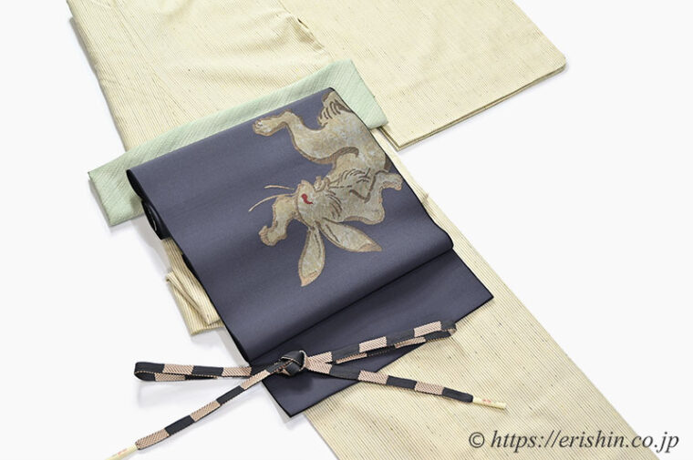 旬のお勧めコーディネート「片身替わりの士乎路紬を秋色に　士乎路紬（片身替わり/格子と縞）に誉田屋源兵衛 九寸織名古屋帯（鳥獣戯画・濃鼠色/誉座織）」