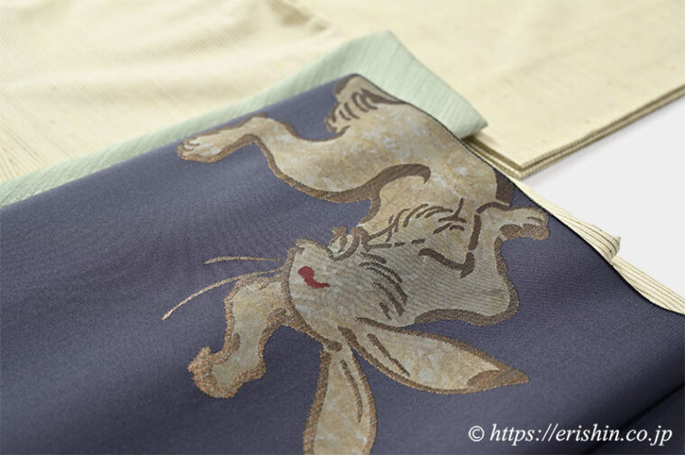 旬のお勧めコーディネート「片身替わりの士乎路紬を秋色に　士乎路紬（片身替わり/格子と縞）に誉田屋源兵衛 九寸織名古屋帯（鳥獣戯画・濃鼠色/誉座織）」