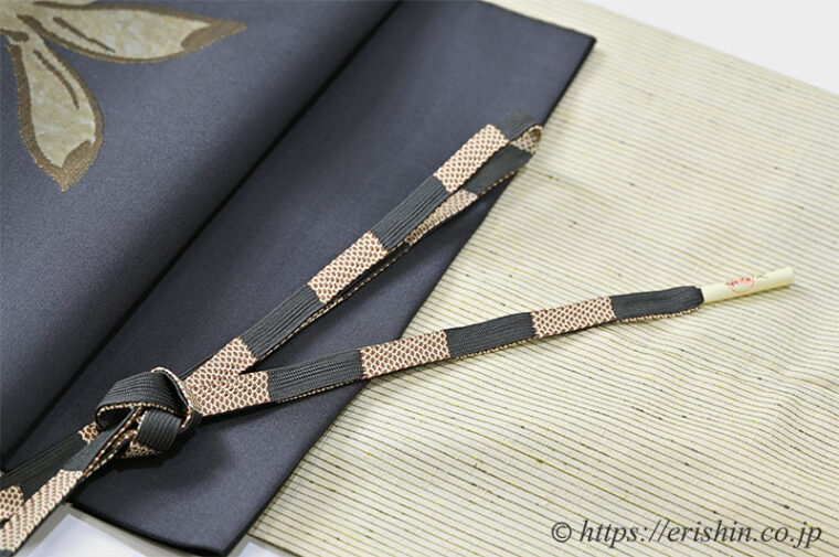 旬のお勧めコーディネート「片身替わりの士乎路紬を秋色に　士乎路紬（片身替わり/格子と縞）に誉田屋源兵衛 九寸織名古屋帯（鳥獣戯画・濃鼠色/誉座織）」