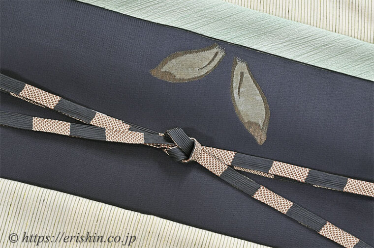 旬のお勧めコーディネート「片身替わりの士乎路紬を秋色に　士乎路紬（片身替わり/格子と縞）に誉田屋源兵衛 九寸織名古屋帯（鳥獣戯画・濃鼠色/誉座織）」