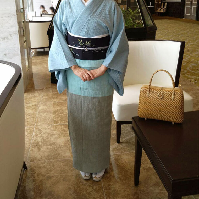 えり新オリジナルおでかけ縮木綿（熨斗目/浅縹色×水浅葱×麹塵色）E様着姿